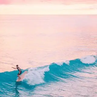Surfista sobre una ola