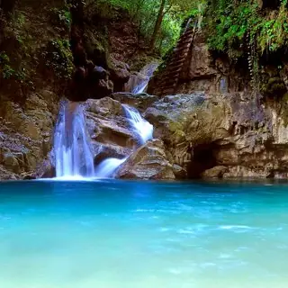 Cascada y poza natural