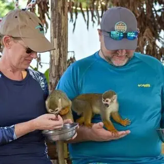 Visitantes con pequeños monos