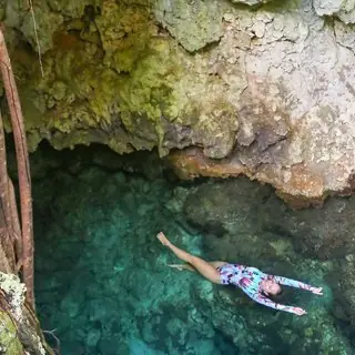Baño en una cueva natural