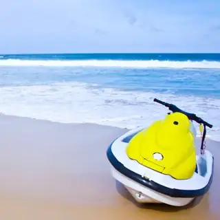 Moto acuática en una playa tropical