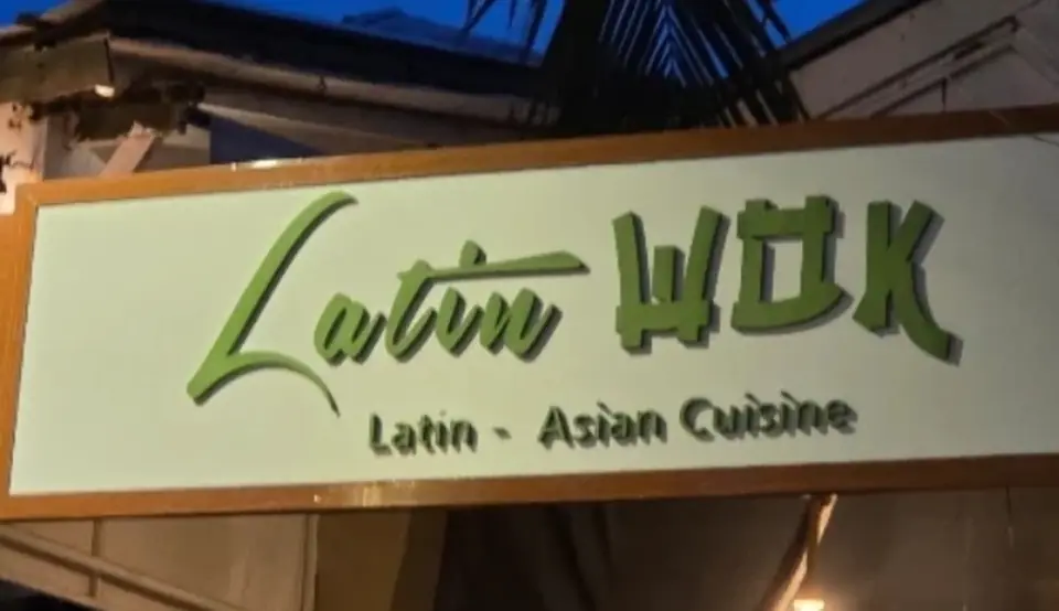 Letrero de Latino Wok