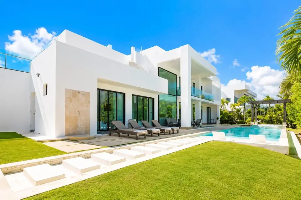 La villa, su fachada blanca y su piscina privada